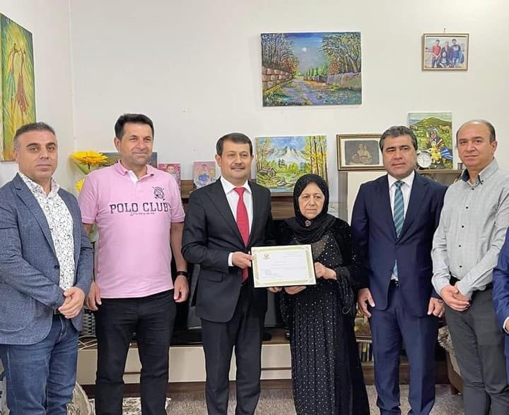 کاتی پێشکەشکردنی بڕوانامەی رێزلێنان بە مامۆستا نەسرین خدر مەرجان 