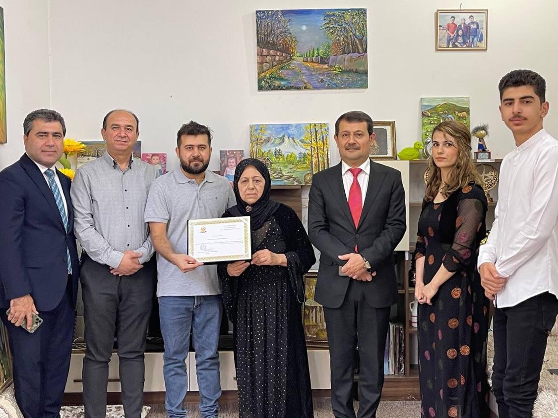 کاتی پێشکەشکردنی بڕوانامەی رێزلێنان بە مامۆستا نەسرین خدر مەرجان 