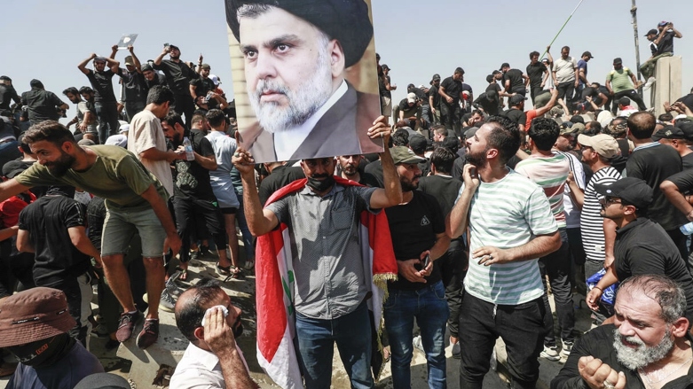 Supporters of the Iraqi cleric Muqtada Sadr raise a portrait of their leader (Photo: AFP).