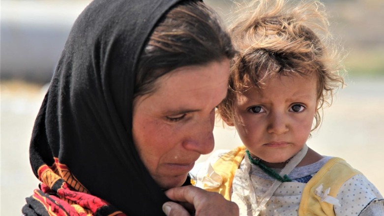 یک زن و کودک ایزدی بازمانده نسل‌کشی