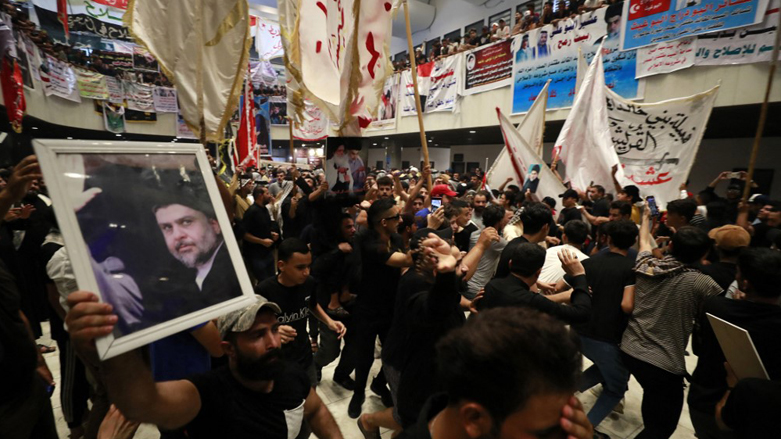Supporters of Iraqi cleric Moqtada Sadr (image), wave flags as they occupy the Iraqi parliament for a fifth consecutive day in the capital Baghdad's Green Zone, August 3, 2022. (Photo: Ahmad Al-Rubaye/AFP)