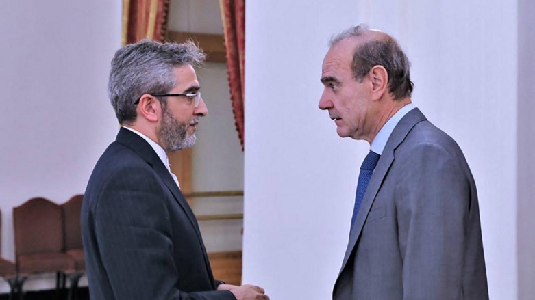 جوزب بورل نماینده‌ی اتحادیه‌ی اروپا و علی باقری، سرپرست تیم مذاکره‌کننده‌ی ایرانی در مذاکرات احیای برجام در وین