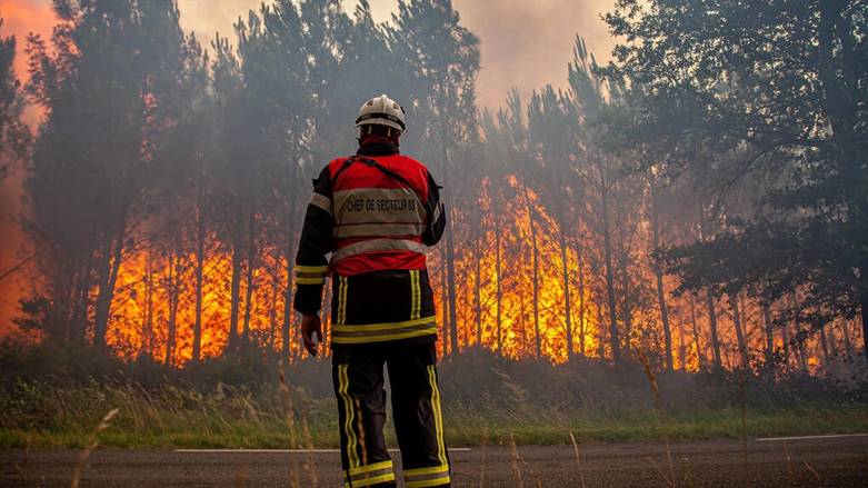 رجال الإطفاء يكافحون لإخماد الحرائق - صورة: فرانس برس
