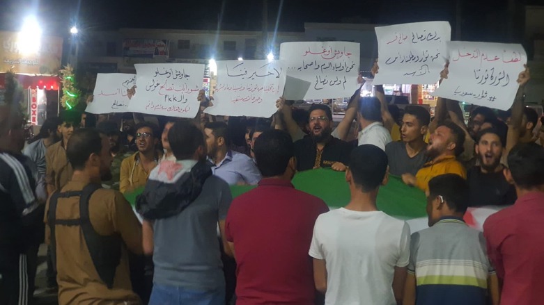 Syrians on Friday evening protested against statements of the Turkish FM (Photo: Samer Daboul/Twitter)