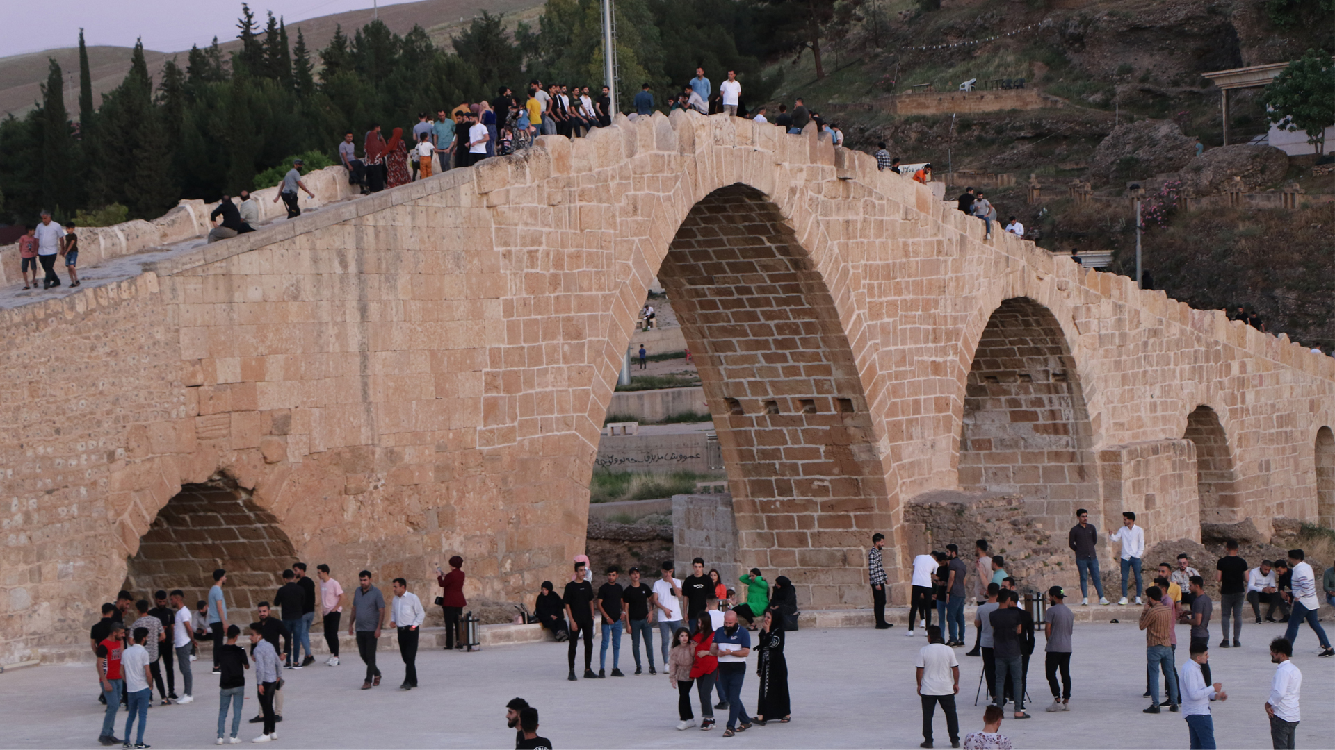Visitors gather at Delal Bridge in the Kurdistan Region's Zakho, August 2022. (Photo: Kurmanj Nhili) 