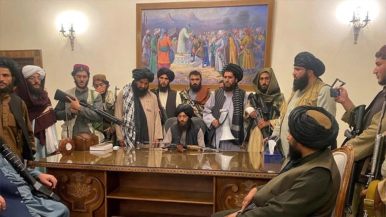 مقاتلون من حركة طالبان يحتفلون بسيطرتهم على القصر الرئاسي في العاصمة الأفغانية كابول، 15 آب/أغسطس 2021. © أسوشييتد برس