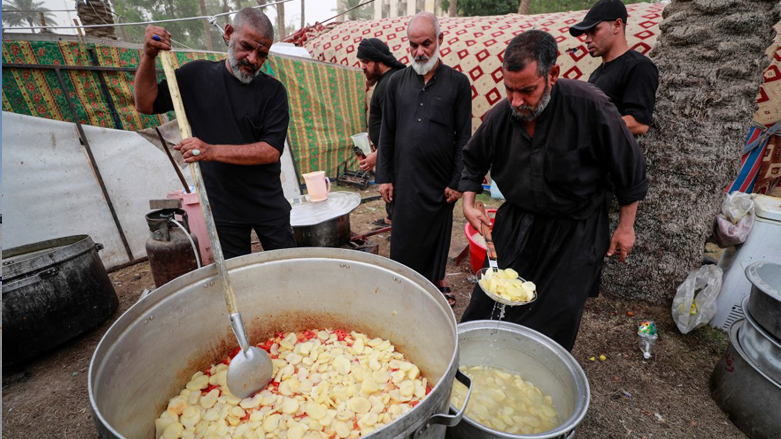 Iraqi volunteers prepare food for supporters of Shiite cleric Moqtada Sadr, as they continue to protest inside Iraqi parliament building in the Green Zone of the capital Baghdad, August 16, 2022. (Photo: Ahmad Al-Rubaye/AFP)