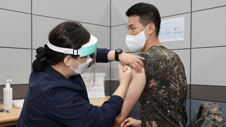 سه‌ربازێكی كۆریای باشوور ڤاكسین وه‌رده‌گرێت