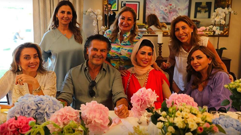 زوجة السفير ترتدي الأحمر على يسار راغب علامة