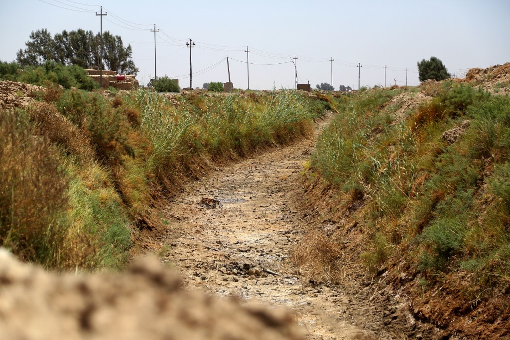 A view shows the dried up Ghattara River in Iraq's central Diwaniya province, July 18, 2022. (Photo: Haidar Indhar/AFP)