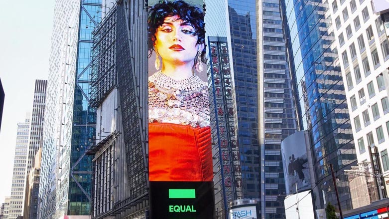 تصویر ناز محمد، خواننده کورد بر روی بیلبوردی در میدان تایمز نیویورک