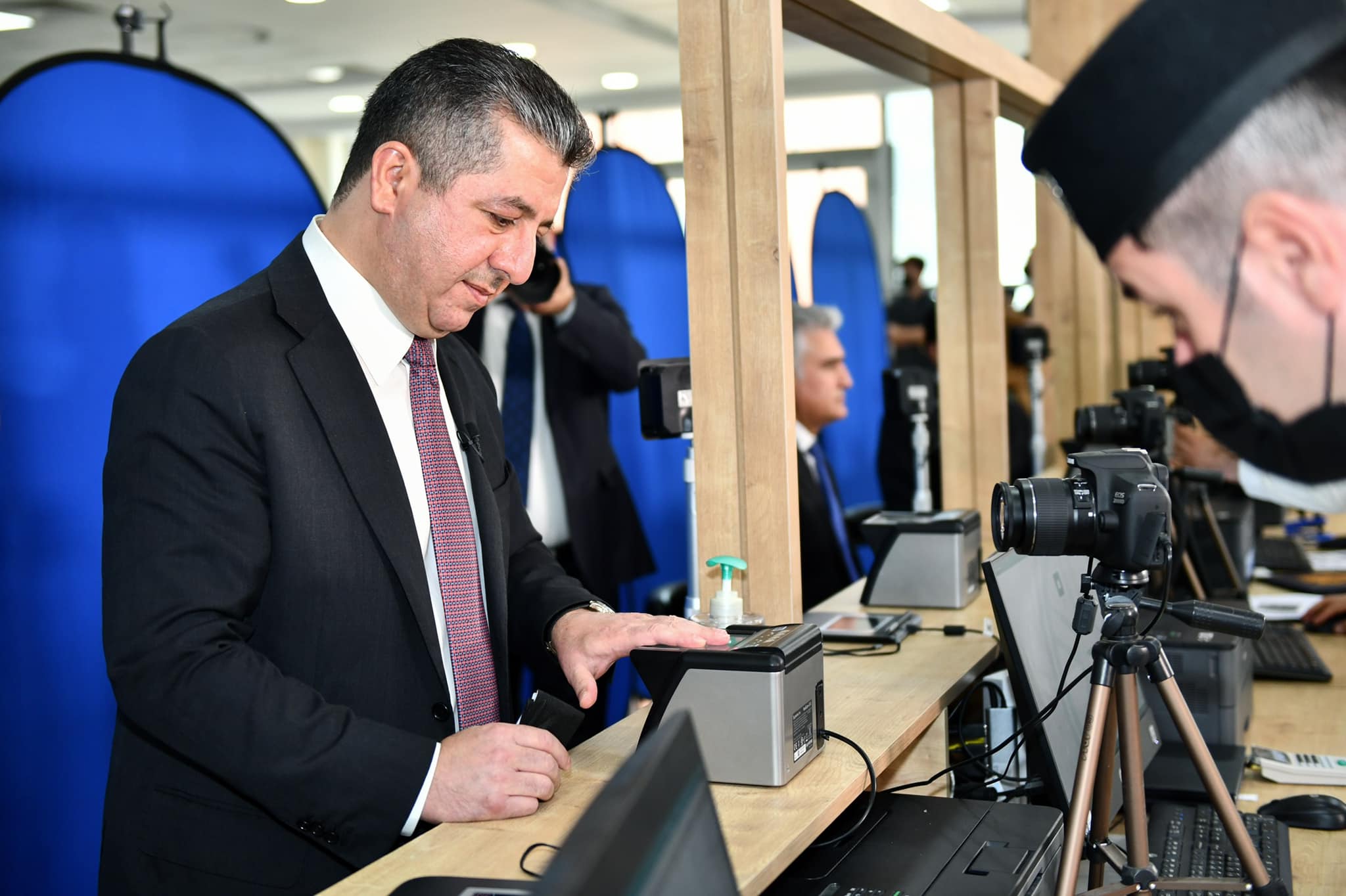 Kurdistan Region Prime Minister Masrour Barzani provides his biometric information for his new digital driver's license, August 24, 2022. (Photo: KRG)