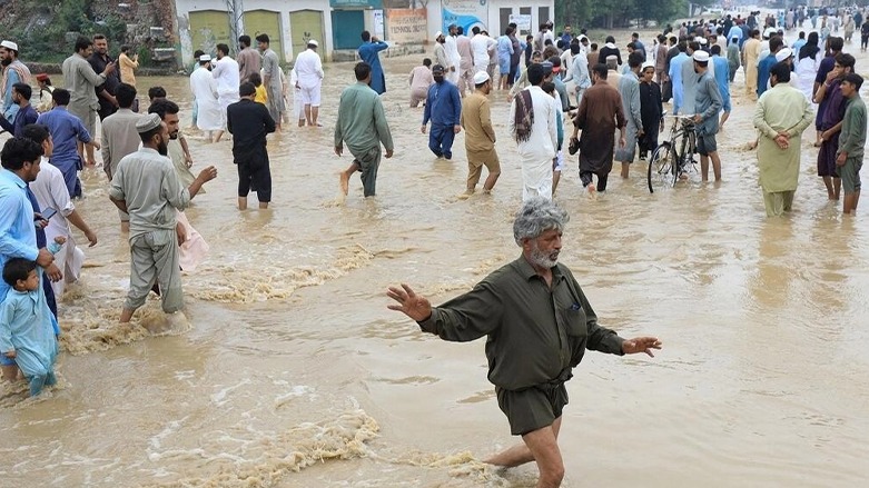 طريق غمرتها المياه بعد هطول الأمطار الموسمية ما أدى إلى الفيضانات، تشارسادا، باكستان في 27 أغسطس/آب 2022. © رويترز