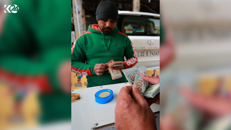 A street money exchanger counts banknotes at al-Kifah stock market in Baghdad, Dec. 27, 2022. (Photo: Ahmad Al-Rubaye/AFP)