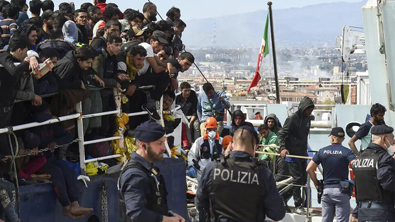 مهاجرون في ميناء إيطالي (أرشيف فرانس برس)
