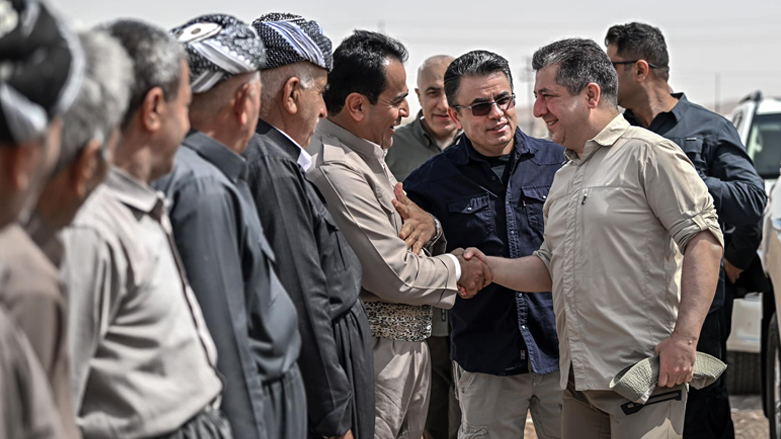 Kurdistan Region Prime Minister Masrour Barzani (right) shaking hands with farmers in Erbil during a visit, May 27, 2023. (Photo: KRG)