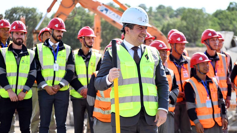 مسرور بارزانی، نخست وزیر اقلیم کوردستان در مراسم گذاشتن سنگ بنای کارخانه تولید سیمان دابین در استان اربیل - ٢٢ ژوئن ٢٠٢٣