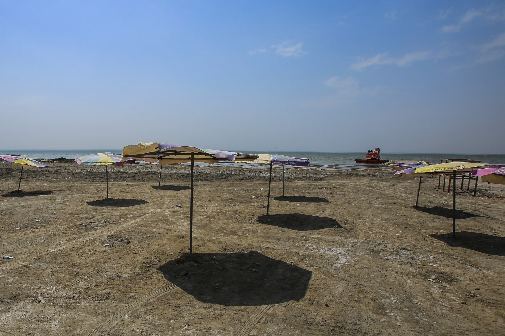 A picture shows empty tourist facilities by the Habbaniyah lake affected by severe drought in Iraq's Anbar province, August 11, 2023. (Photo: Murtadha Ridha/AFP)