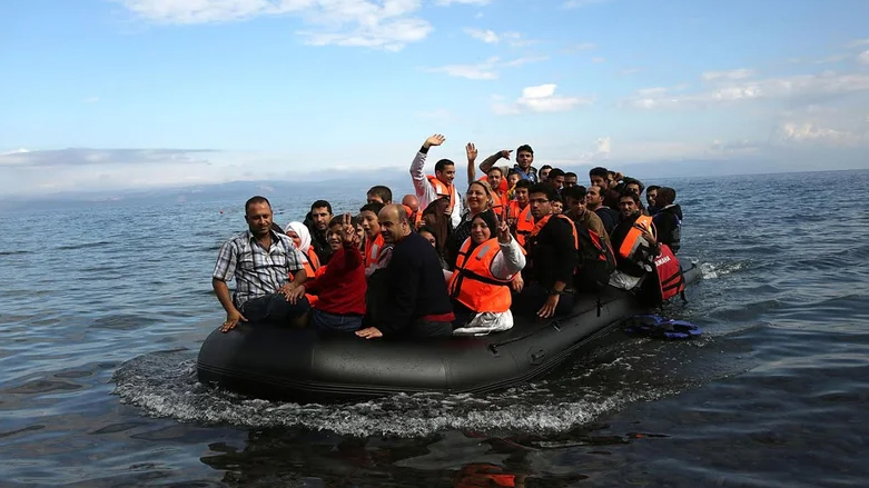 قارب يقلُّ مهاجرين وسط البحر (فرانس برس)