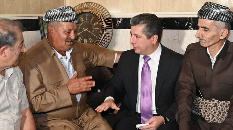 مسرور بارزاني خلال لقائه ببعض الأهالي