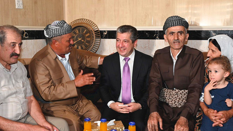 رئيس حكومة إقليم كوردستان مع مجموعة من المواطنين / دهوك - كوردستان24