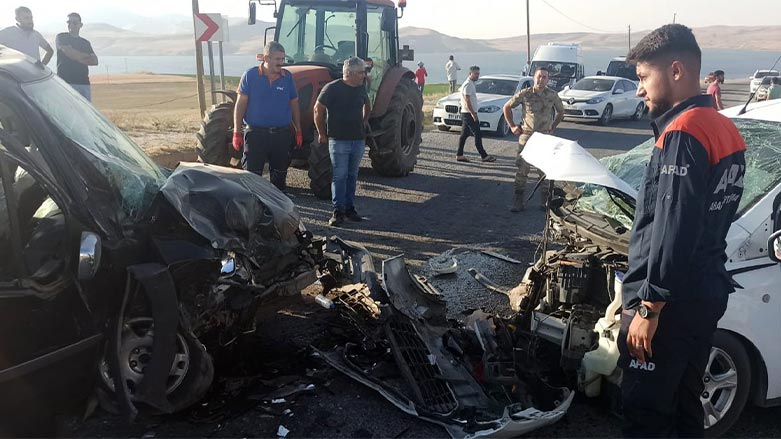 Bitlis'in Ahlat ilçesinde çarpışan iki hafif ticari araçtaki 8 kişi yaralandı (Foto: AA)