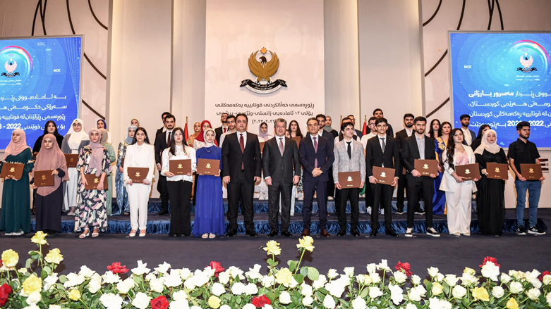 Kurdistan Region Prime Minister Masrour Barzani (center) posing for a group photo during the awards ceremony of top 12th-grade graduates in Erbil, Aug.16, 2023. (Photo: KRG)