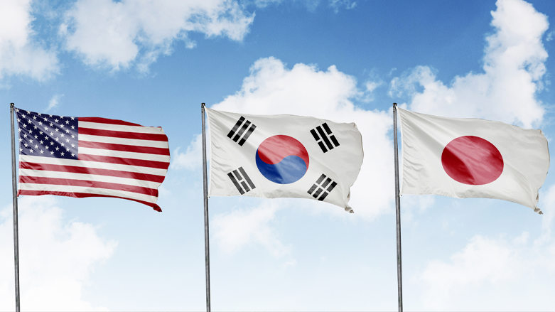 ئاڵای ژاپۆن (راست)، کۆریای باشوور (ناوەڕاست) و ئەمەریکا (چەپ)