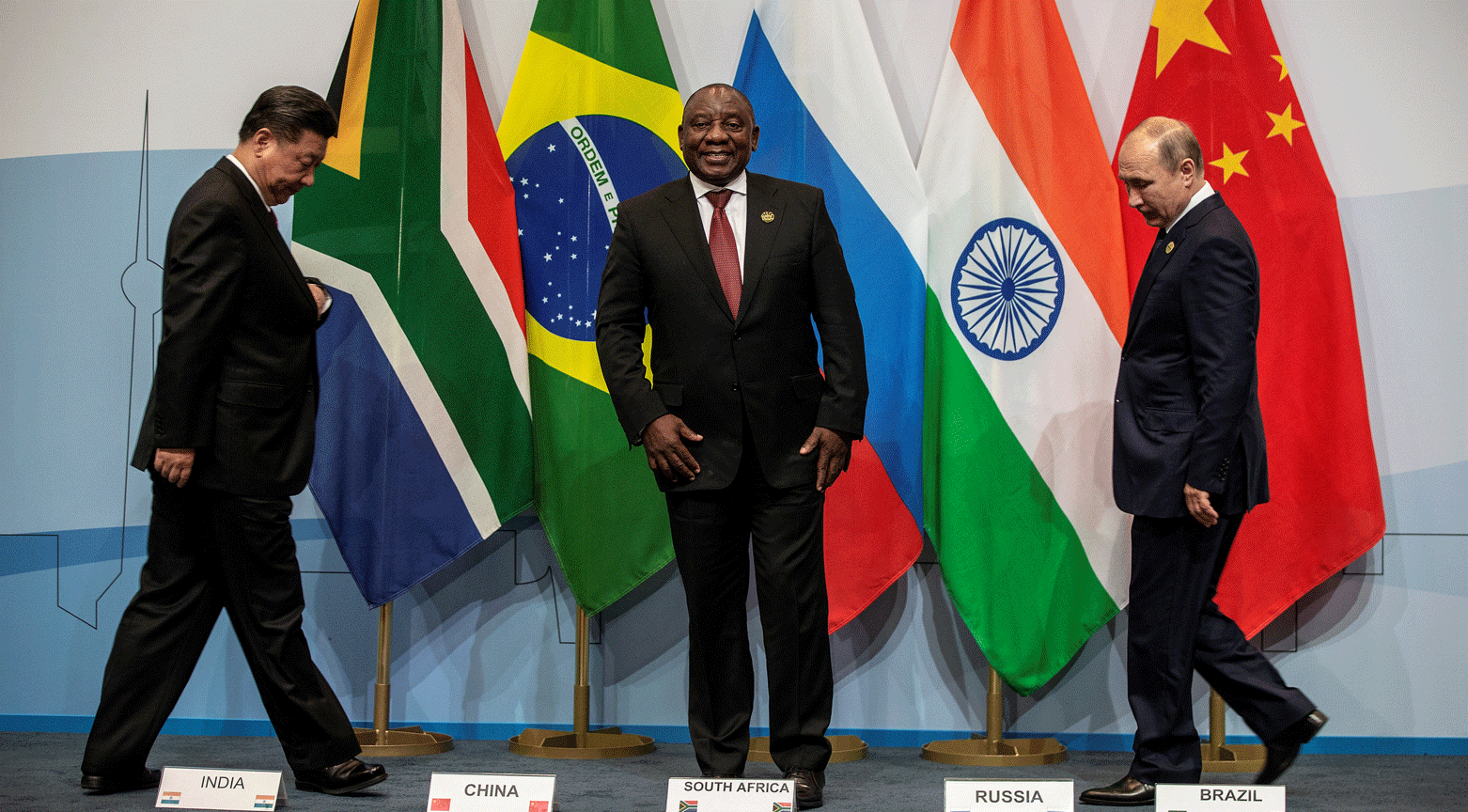 وێنەی هەریەک لە سەرۆکی وڵاتانی رووسیا، ئەفەریقای باشوور و چین لە لوتکەی بریکس لە 2018