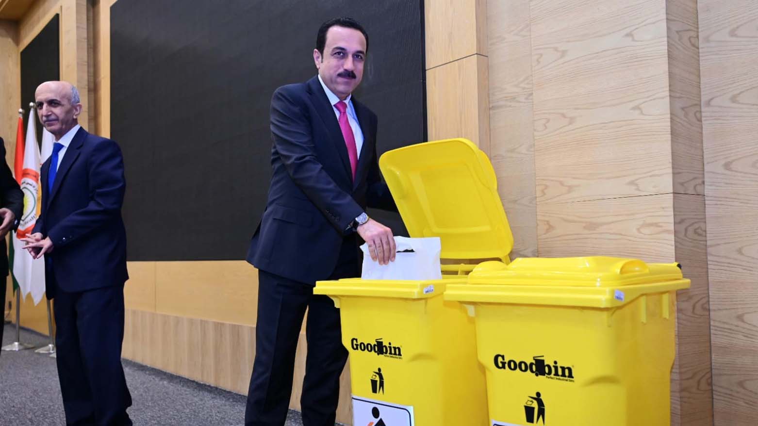 Erbil Governor Omed Khoshnaw discards expired medicine in a special trash bin in Erbil amid a KRG campaign for the safe disposal of drugs, August 21, 2023. (Photo: Erbil Governorate)