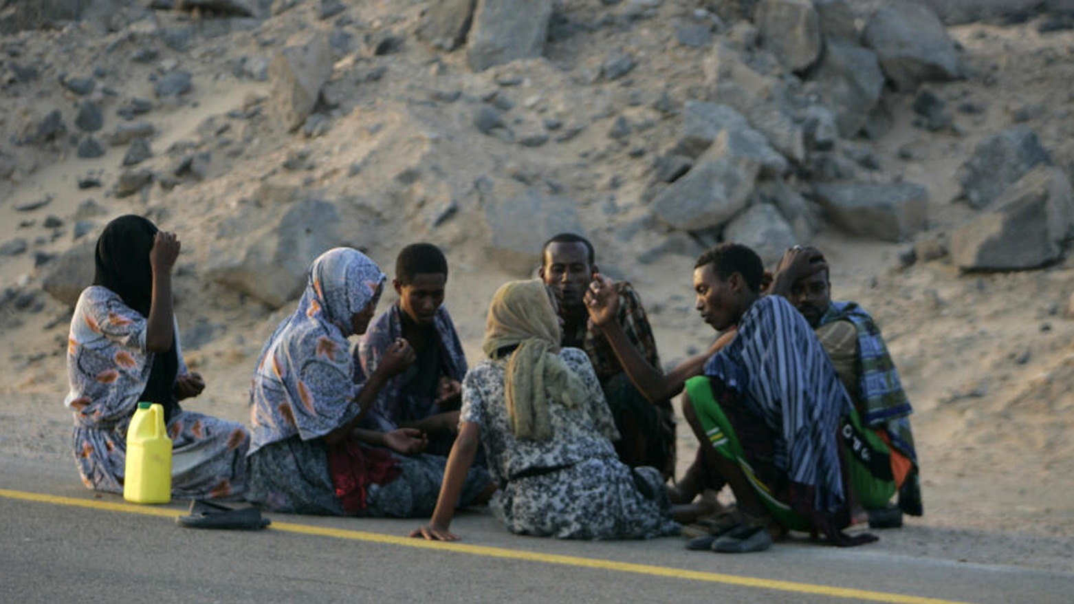 لاجئون إثيوبيون يستريحون على جانب طريق بالقرب من قرية الخبر جنوب اليمن، بعد وصولهم على متن قارب مهربين قادمين من الصومال. © رويترز