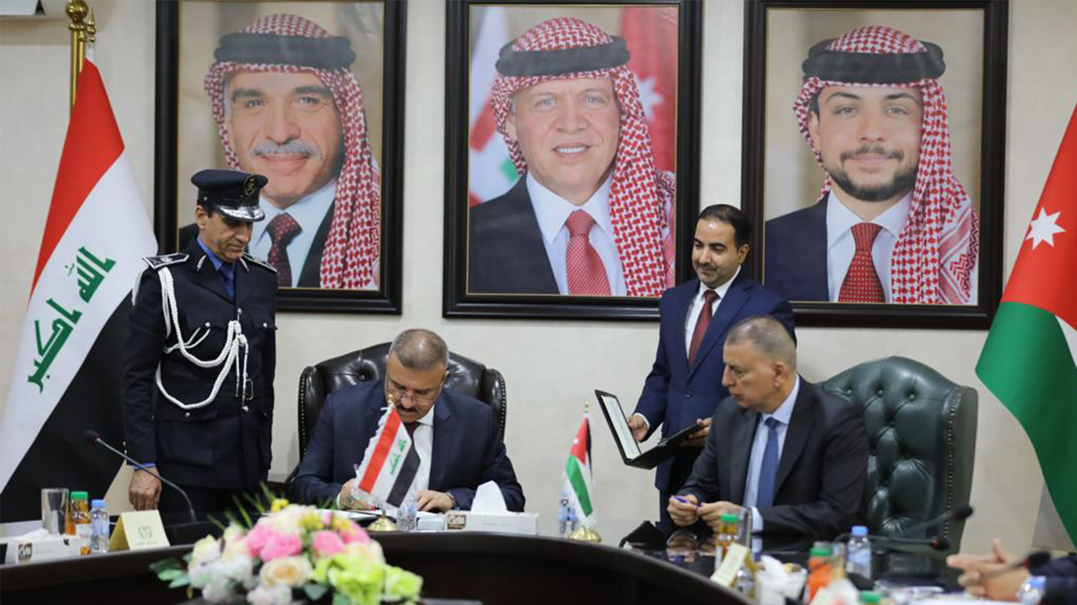 مازن الفرّاية وعبد الأمير الشمري خلال توقيع مذكرة التفاهم (الإعلام الأردني)