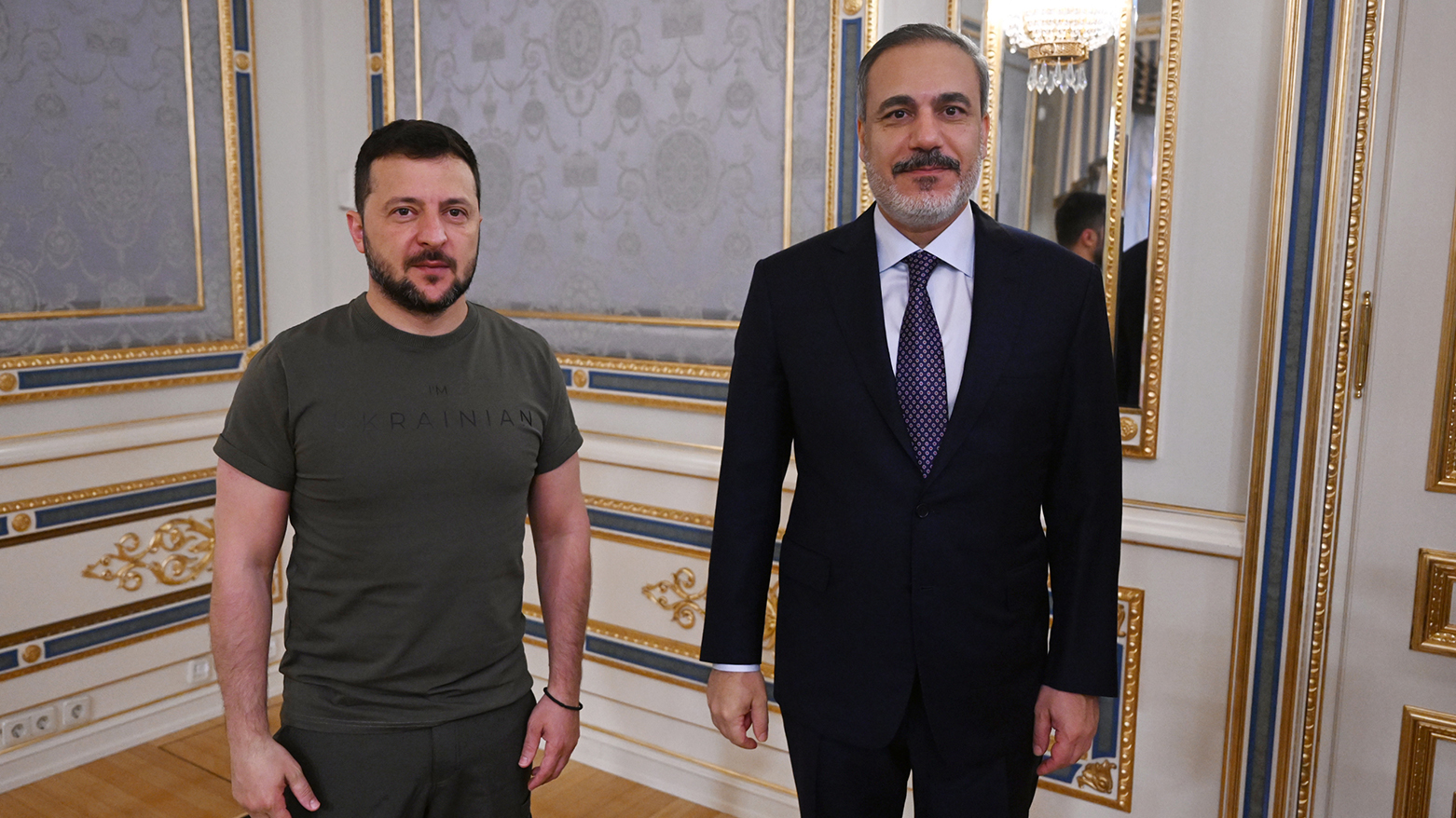 وزير الخارجية التركي هاكان فيدان والرئيس الأوكراني فولوديمير زيلينسكي