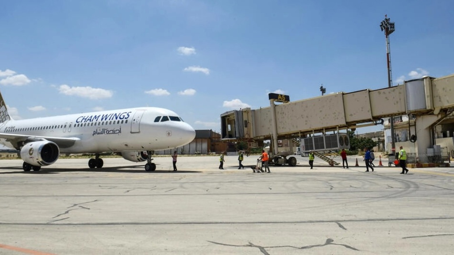 طائرة إيرباص A320-211 تابعة لشركة أجنحة الشام للطيران في مطار حلب الدولي. سوريا في 15 يونيو/حزيران 2022. © أ ف ب