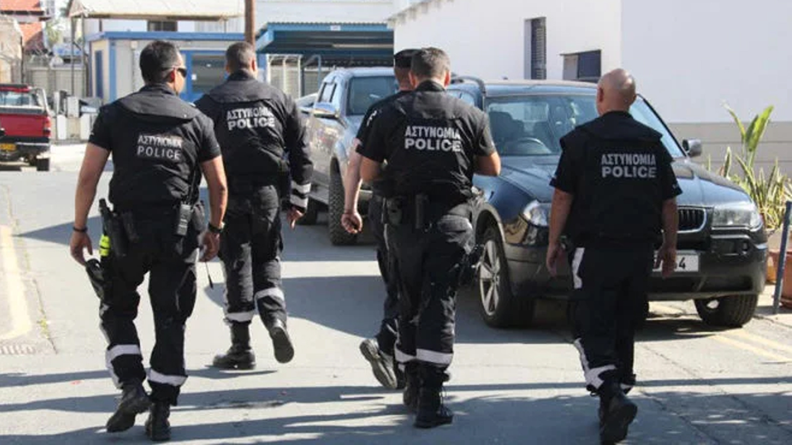 أفراد من الشرطة القبرصية (رويترز)