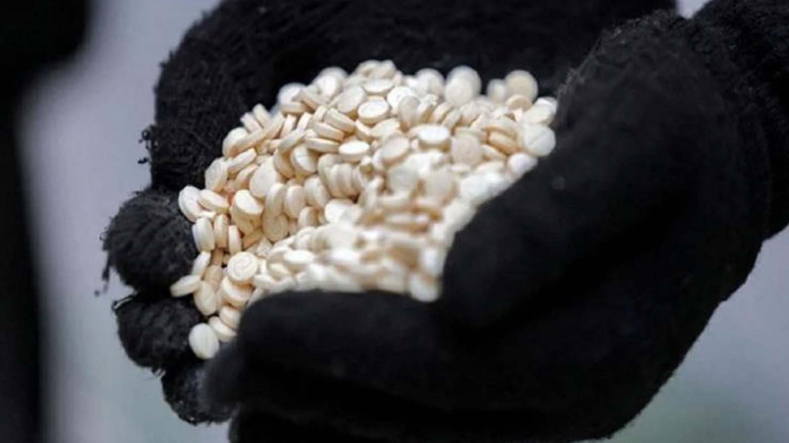 Officer empties a bag of tablets of captagon, drug trafficking convictions can be punishable by the death penalty in Iraq (Photo: AFP)