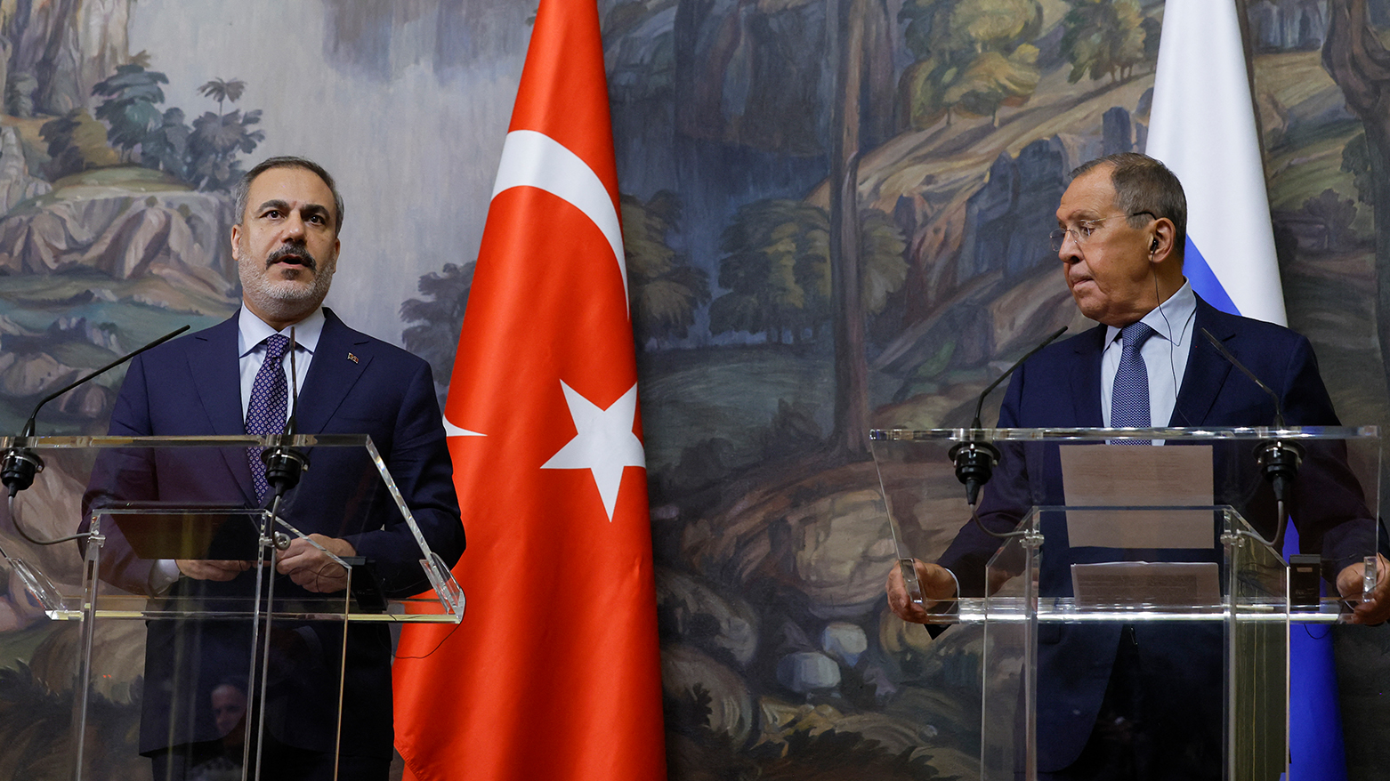 على يمين الصورة وزير الخارجية الروسي سيرغي لافروق وعلى الشمال وزير الخارجية التركي هاكان فيدان