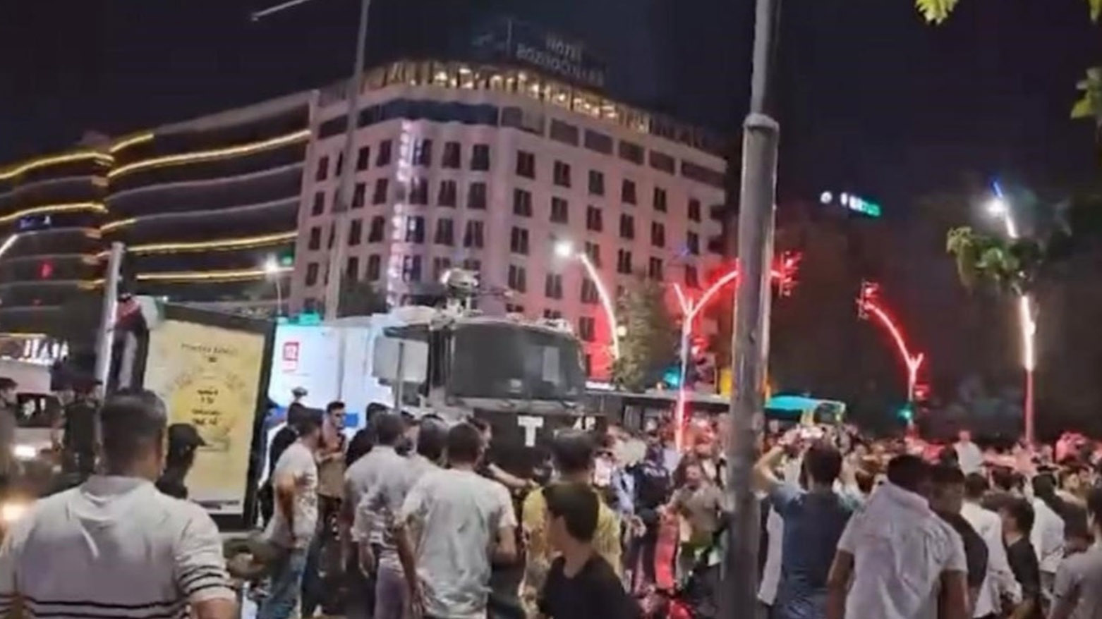 Li Elihê xwepêşanderan êrîşî kafeyakê û xwaringehekê kirin