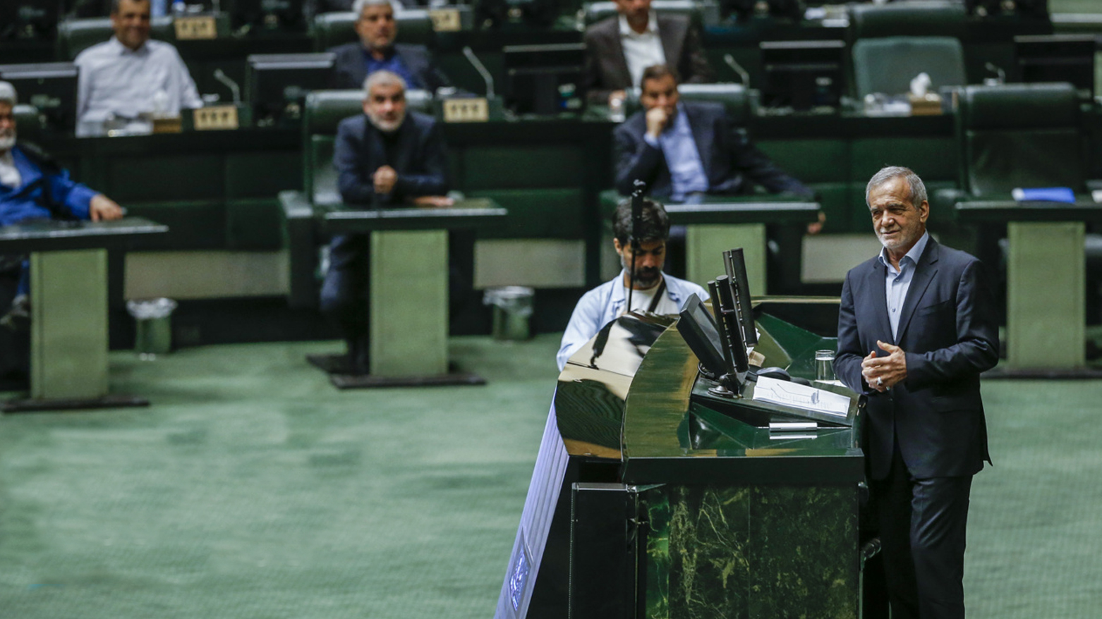 مەسعود پزیشکیان سەرۆککۆماری ئێران لە کۆبوونەوەی پەرلەمانی وڵاتەکەی بۆ متمانەدان بە کابینەی حکوومەت