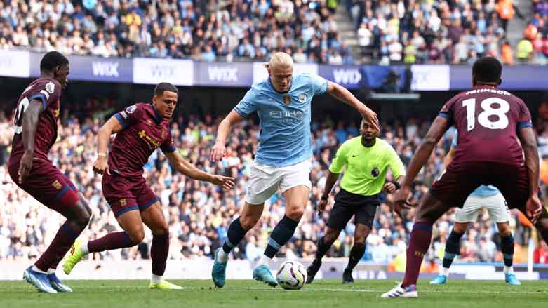 هالاند لە نێوان 3 یاریزانی ئێپسویچ تاون لێدانێك جێبەجێ دەكات و گۆڵ دەكات