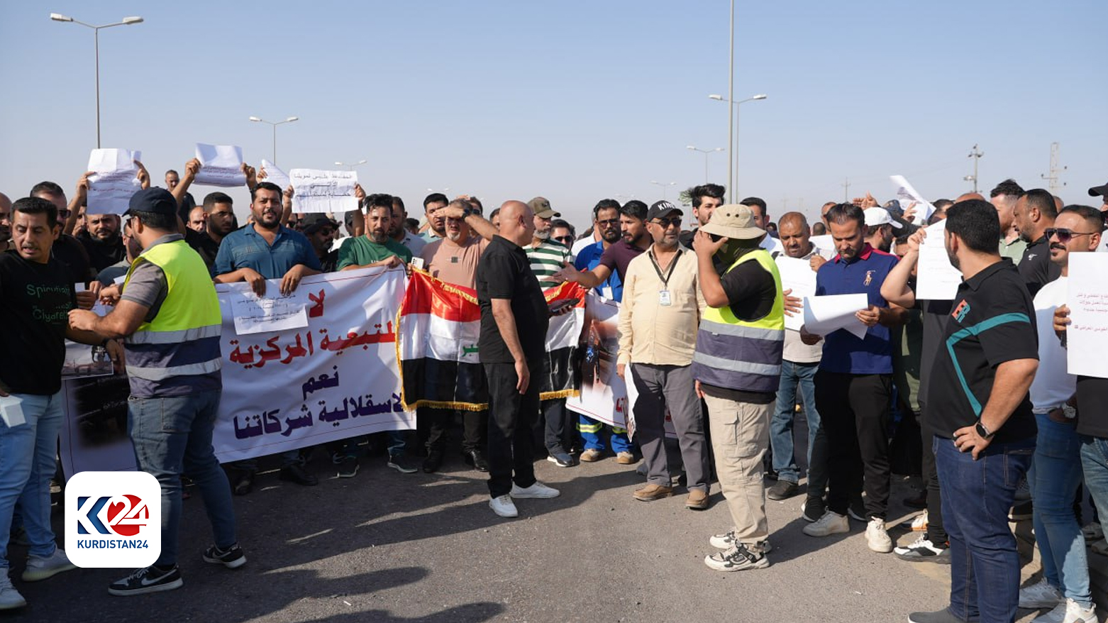 خۆپیشاندان و ناڕەزایی دەربڕینی کرێکار و کارمەندانی کۆمپانیاکانی کەرتی نەوت لە پارێزگای بەسرە بەرانبەر بە بڕیارێکی وەزارەتی نەوتی عێراق