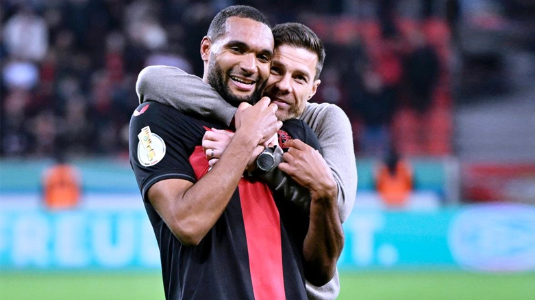 چابی ئالۆنسۆ راهێنەری لیڤەركووزن لەگەڵ یاریزانی یانەكەی جۆناتان تا