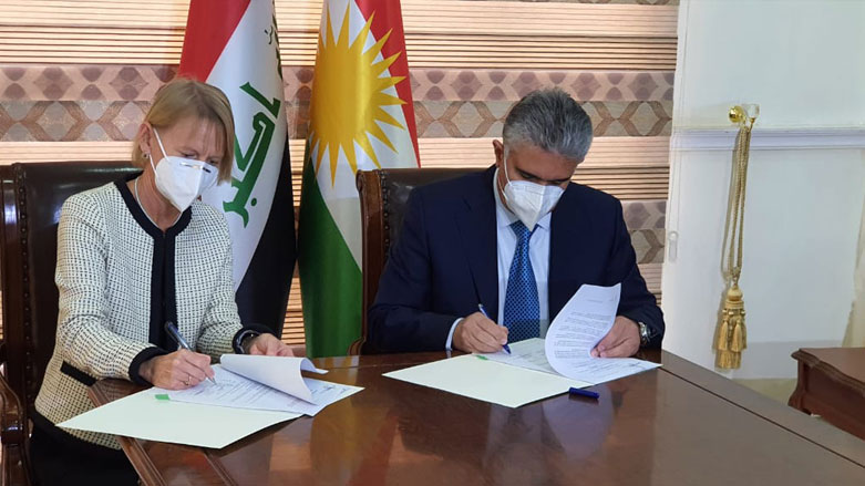 KRG Interior Minister Rebar Ahmed (right) signs a partnership with the UNHCR Representative in Iraq's