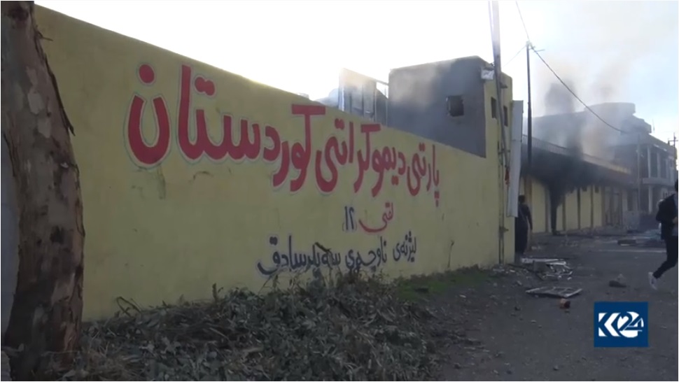 Parti binaları yakıldı