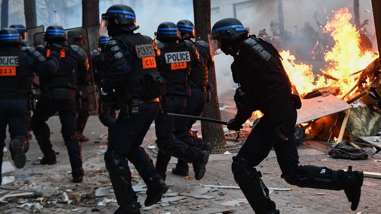 وێنەیەکی ئەرشیڤیی رووبەڕووبوونەوەی پۆلیس و خۆپیشاندەران لە فەرەنسا، وێنە: AFP