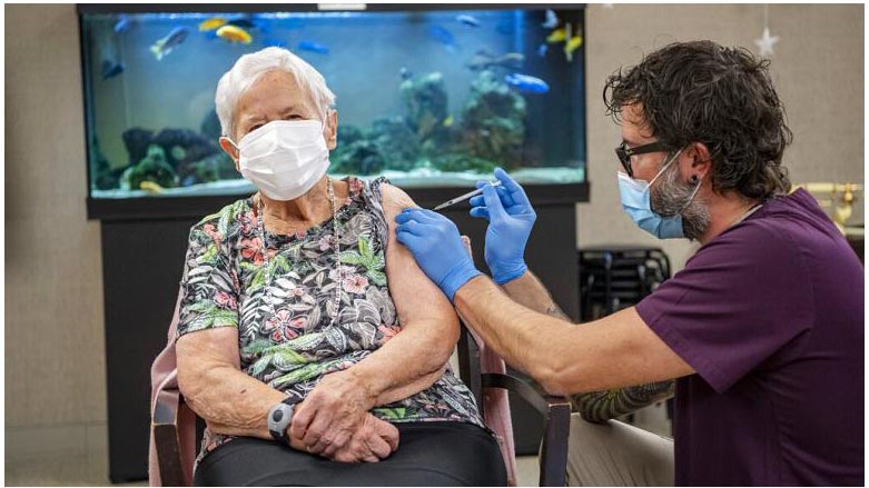 İsviçreli 90 yaşında bir kadın ülkedeki ilk coronavirüs aşısını oldu / AP