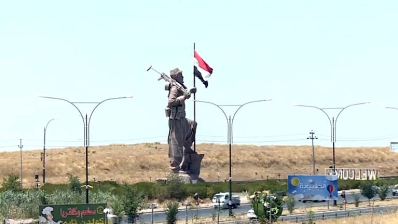 پەیکەری پێشمەرگە لە کەرکووک، کە لەدوای 16ـی ئۆکتۆبەرەوە ئاڵای عێراقی خراوەتە دەست