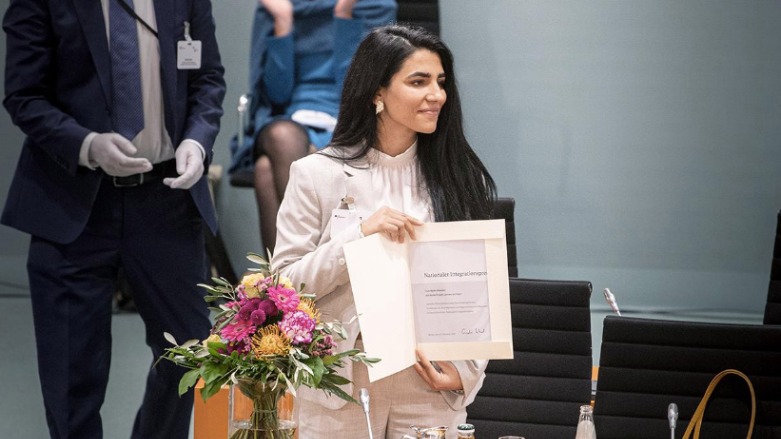 The winner of the 2020 National Integration Prize, Bjeen Alhassan, who runs a learning platform on Facebook. It specifically addresses displaced women and helps them in their careers. (Photo: Bundesregierung/Bergmann)