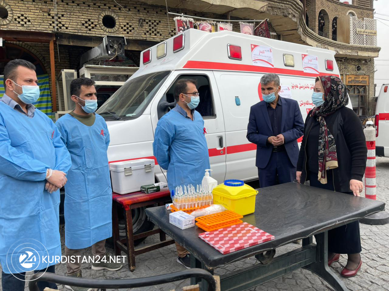 Health care workers in Erbil offering free-of-charge HIV tests for anyone willing to get tested, Dec. 1, 2021. (Photo: Hero Mawuludi/Kurdistan24)