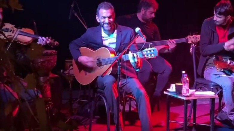 Mehmet Atlı Amytis Mekan'da konser verirken 